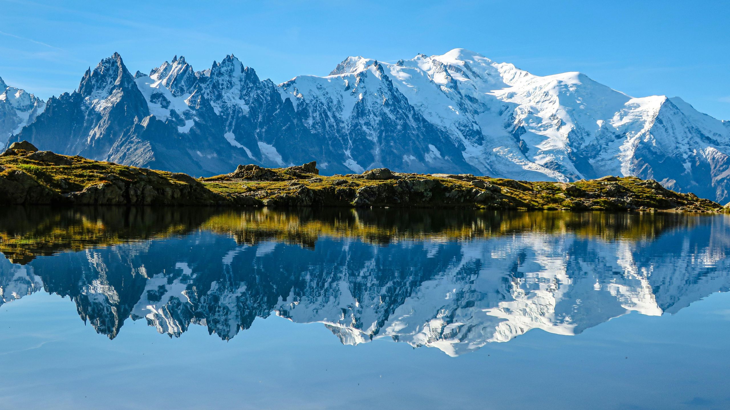 Two executives in a private, composed meeting — ARYS Executive Partners contact page, Fribourg Switzerland