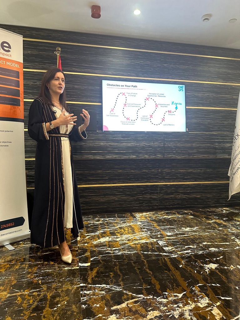 Dr. Rodica Zerguine dispensant une session de formation en leadership à Dubaï — ARYS Executive Partners