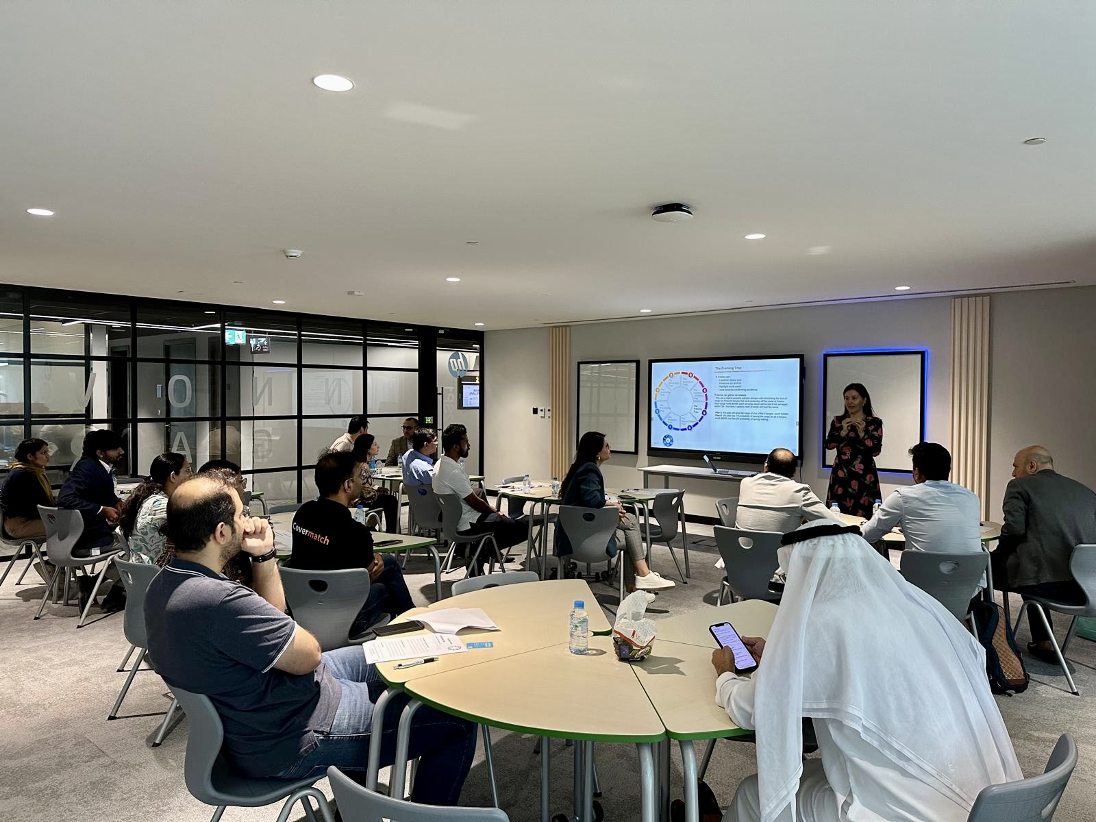 Dr. Rodica Zerguine animant une session de formation en prise de décision en leadership à Dubaï — ARYS Executive Partners