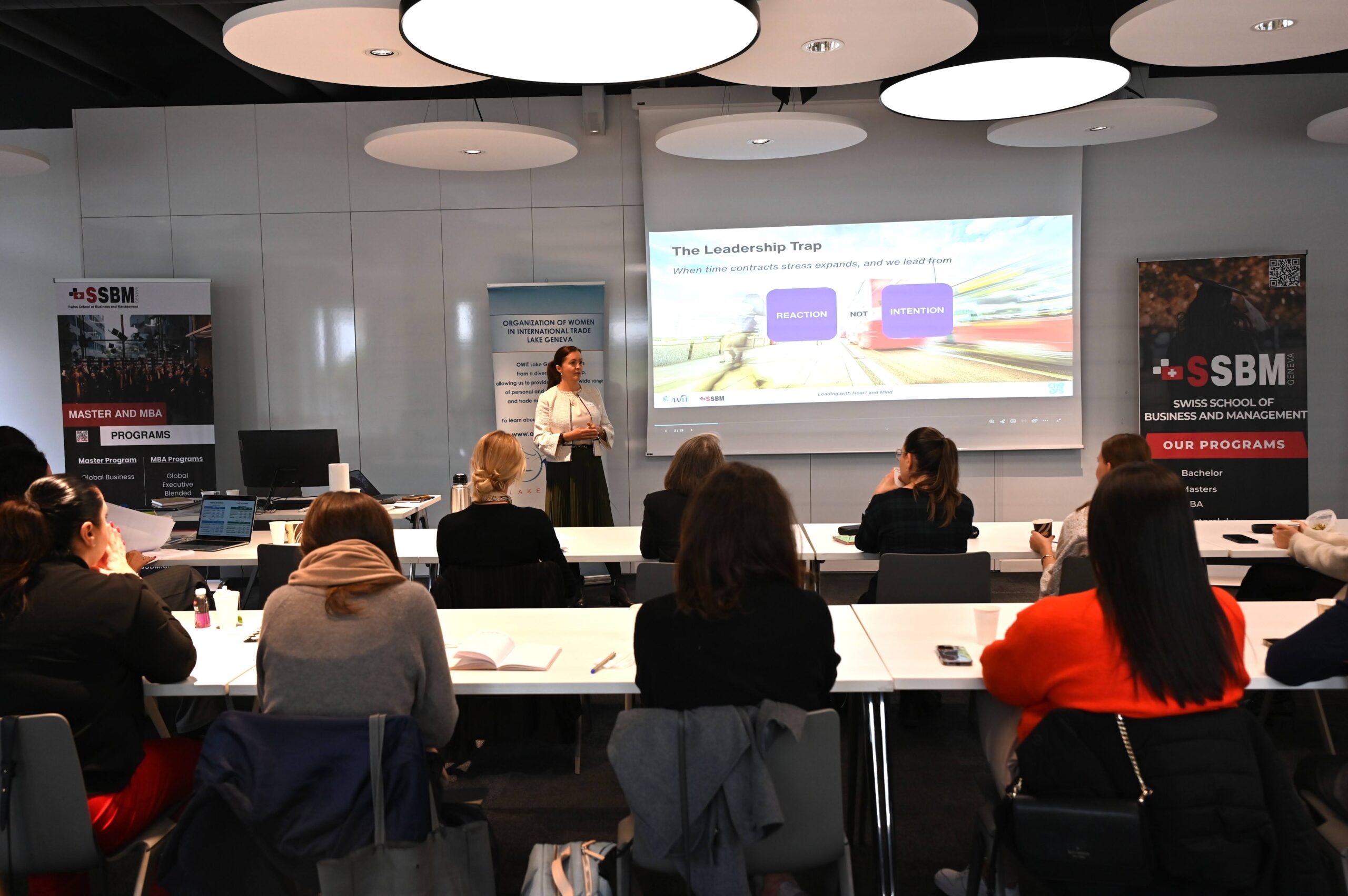 Dr. Rodica Zerguine animant une session de formation en leadership au SSBM Genève — ARYS Executive Partners